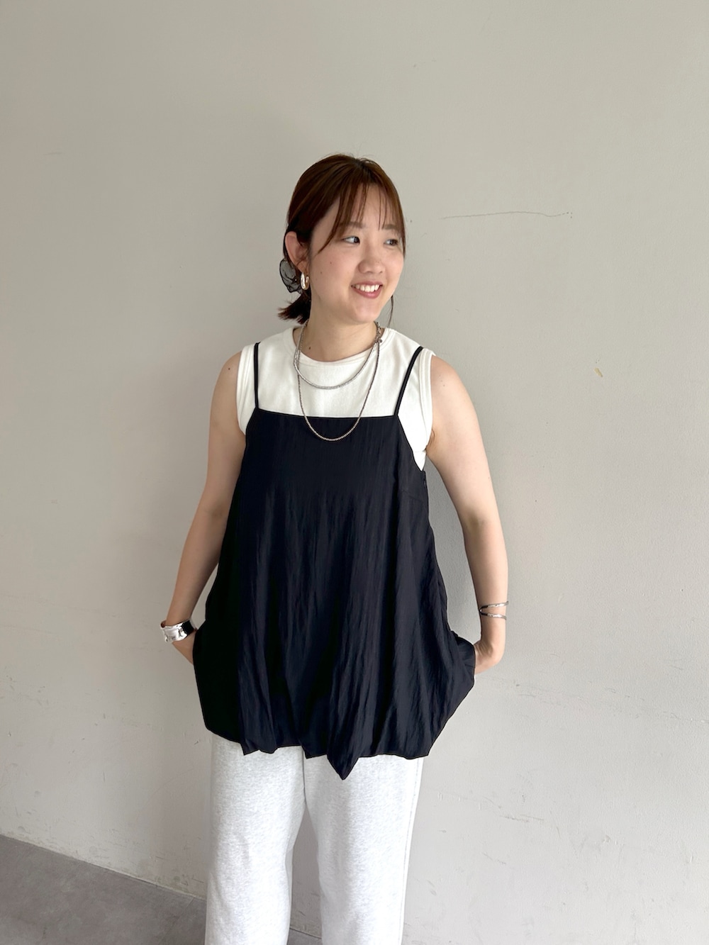 「スポーツミックス、ノースリーブ、白Tシャツ、夏ルックで気分アップ、テーマパークコーデ、シンプルコーデ、夏コーデ、韓国ファッション、サンダル、お出かけコーデ、レイヤードスタイル、モノトーン、夏服コーデ、チュニック、モノトーンコーデ」｜「SHENERYのバルーンチュニックキャミ（シャツ/ブラウス、ブラック系）」を使った、KOMORI_166cmさん（レディース・166cm）の夏コーディネートの6枚目の写真