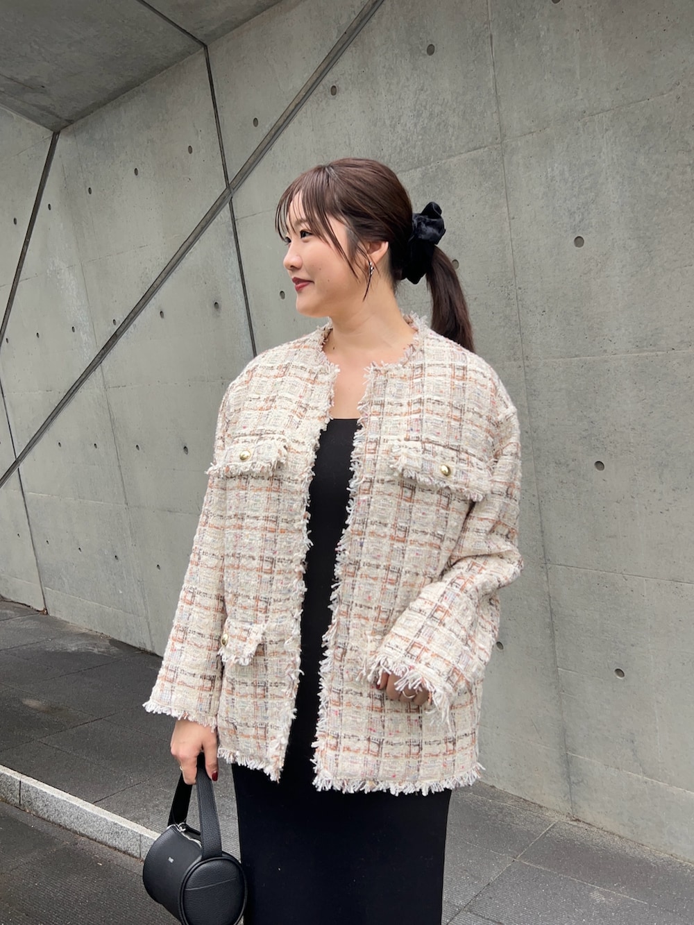 ホワイト系のその他アウター、ブラック系のワンピースを着用したレディースの冬コーディネートの3枚目の写真