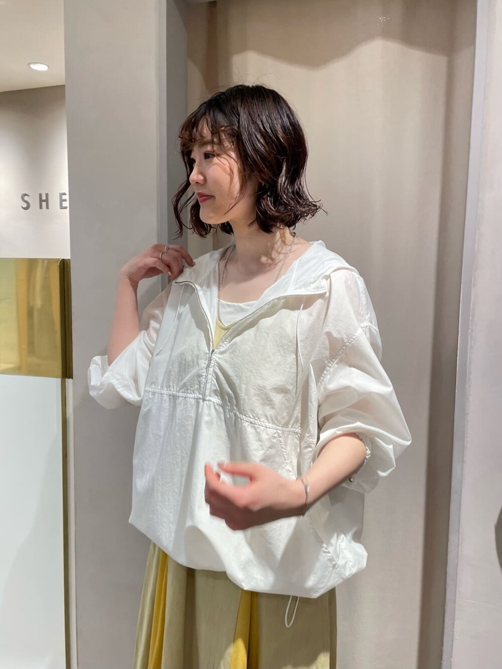 「イエロー、ロングワンピース、春コーデ、アノラックパーカー、カラーコーデ、春カラー、フラットサンダル、アノラック、キャミワンピース、ワンピース、カラー×コーデ、ワンピースコーデ、春夏コーデ、お花見、オトナカジュアル」｜「SHENERYのワッシャーアノラックパーカー（ブルゾン、ホワイト系）」を使った、KOMORI_166cmさん（レディース・166cm）の春コーディネートの3枚目の写真