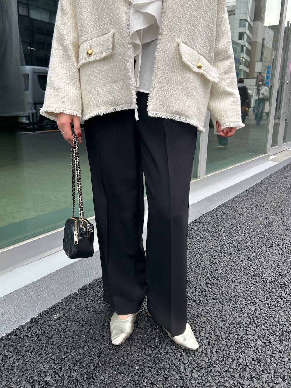 ホワイト系のその他アウター、ホワイト系のシャツ/ブラウス、ブラック系のその他パンツを着用したレディースの冬コーディネートの8枚目の写真