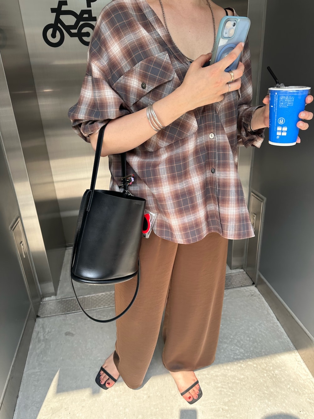 ブラウン系のシャツ/ブラウス、ブラウン系のその他パンツを着用したレディースの夏コーディネートの3枚目の写真