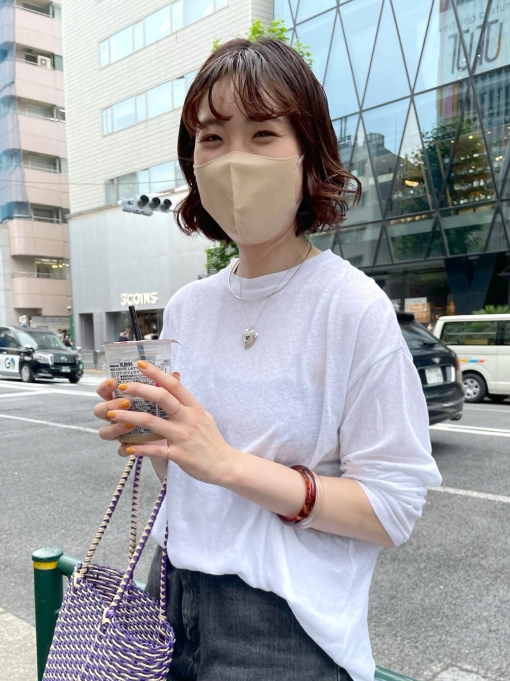 ブラック系のデニムパンツ、ホワイト系のTシャツ/カットソー、ブラック系のキャミソールを着用したレディースの夏コーディネートの3枚目の写真