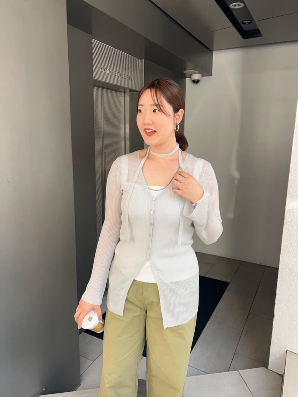 グレー系のカーディガン/ボレロ、ホワイト系のキャミソール、グリーン系のその他パンツを着用したレディースの夏コーディネートの4枚目の写真