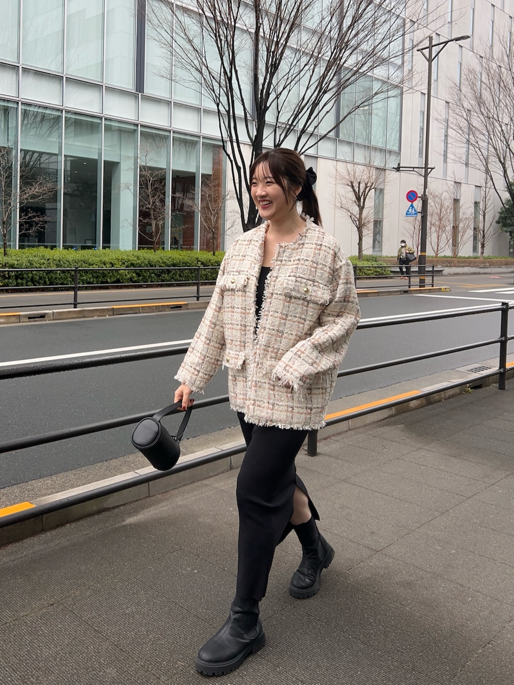 ホワイト系のその他アウター、ブラック系のワンピースを着用したレディースの冬コーディネートの5枚目の写真