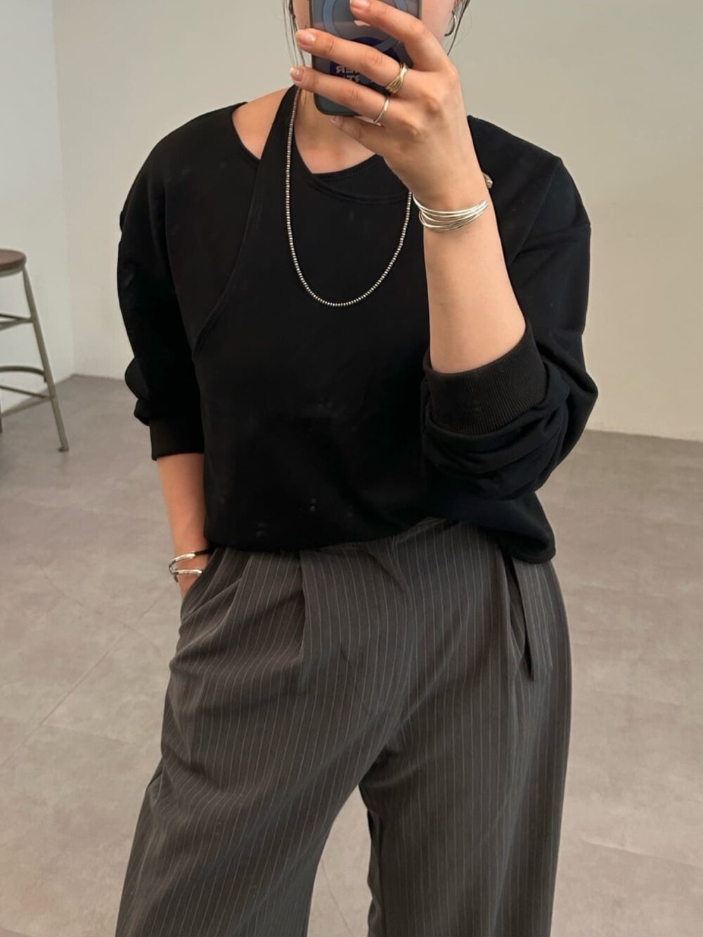 ブラック系のTシャツ/カットソー、グレー系のその他パンツを着用したレディースの秋コーディネートの3枚目の写真