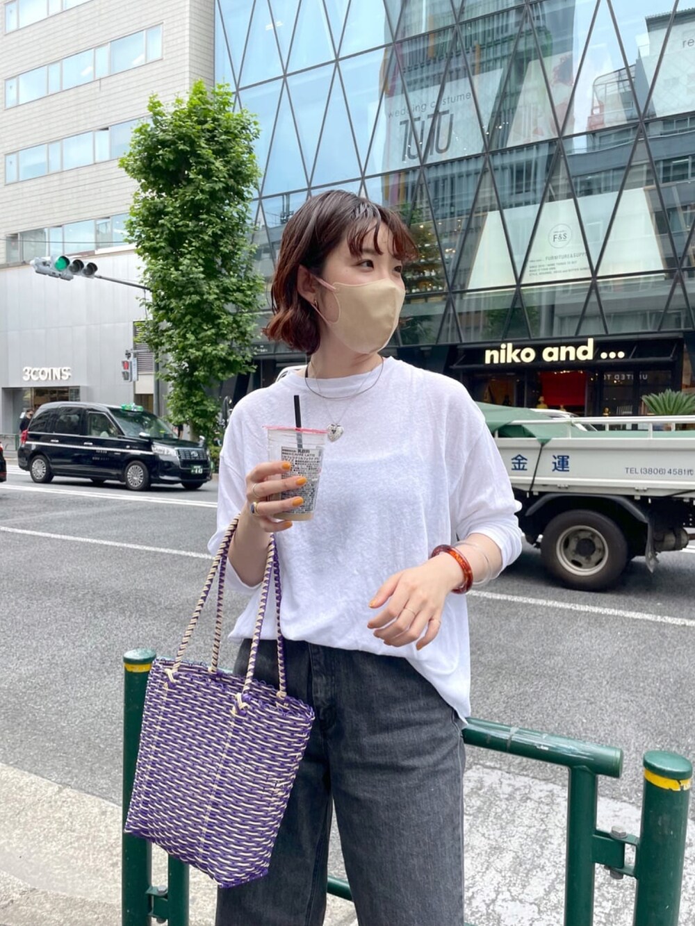 ブラック系のデニムパンツ、ホワイト系のTシャツ/カットソー、ブラック系のキャミソールを着用したレディースの夏コーディネートの4枚目の写真