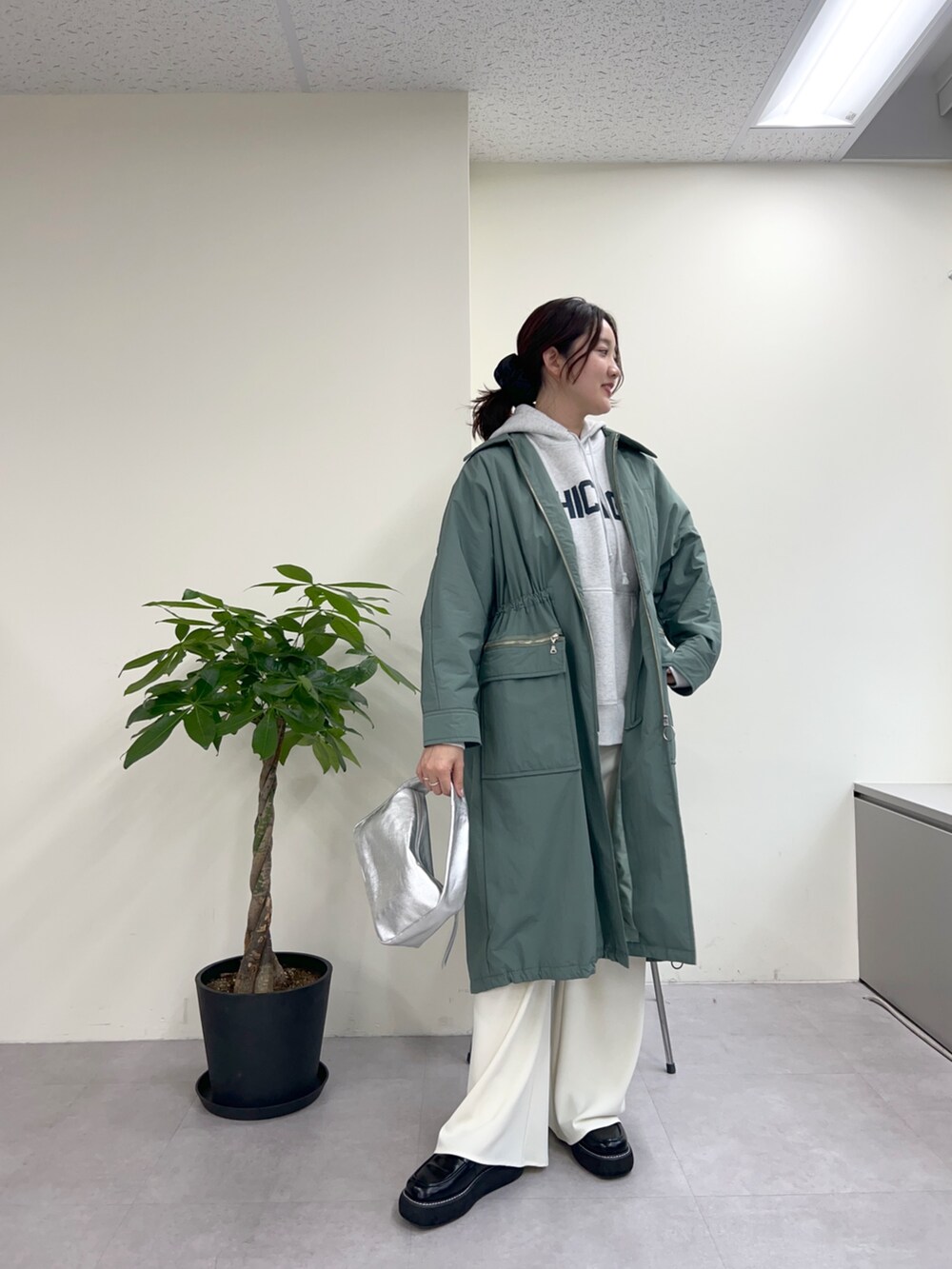 「ロングコート、スウェット、冬コーデ、お出かけコーデ、パーカー、冬アウター、韓国ファッション、骨格ストレート、中綿ジャケット、フーディー、ワイドパンツ、ローファー、厚底シューズ、グリーン、アウター」｜「SHENERYの中綿ロングコート（その他アウター、グリーン系）」を使った、KOMORI_166cmさん（レディース・166cm）の秋コーディネートの2枚目の写真