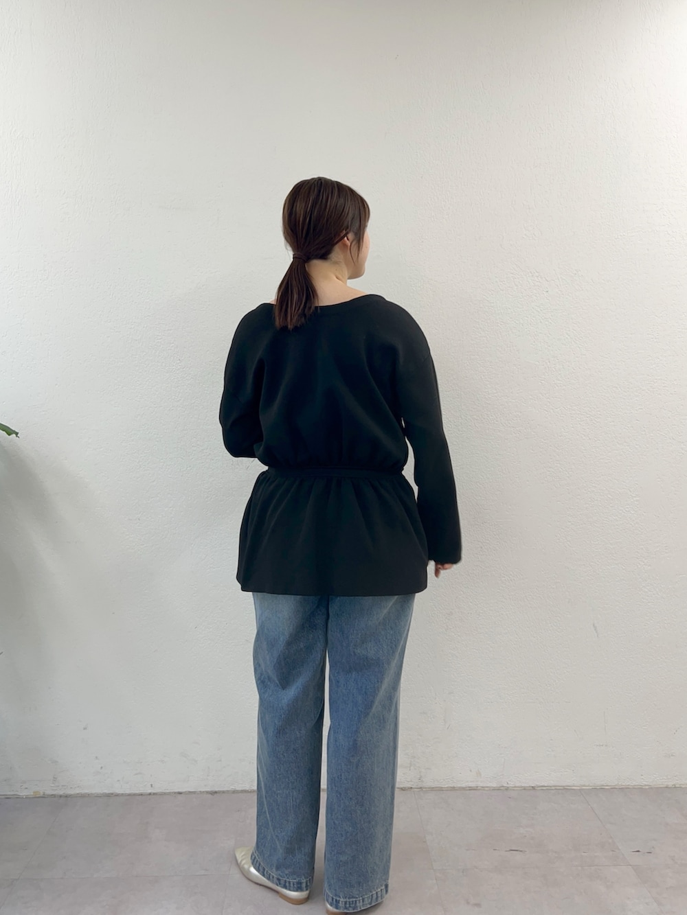 ブラック系のカーディガン/ボレロを着用したレディースの冬コーディネートの2枚目の写真