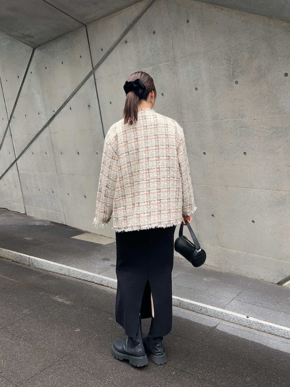 ホワイト系のその他アウター、ブラック系のワンピースを着用したレディースの冬コーディネートの2枚目の写真