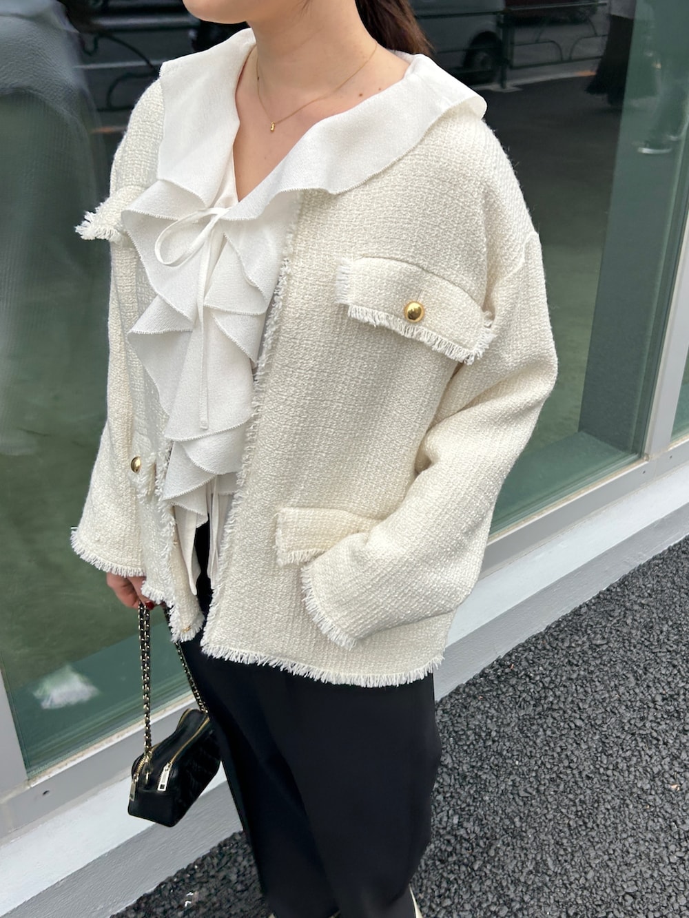 ホワイト系のその他アウター、ホワイト系のシャツ/ブラウス、ブラック系のその他パンツを着用したレディースの冬コーディネートの7枚目の写真