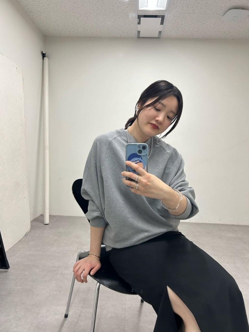 「今日のコーデ、スウェット、スウェットコーデ、タイトスカート、大人女子、大人可愛い、春、ラクチンコーデ、大人ファッション、スカートコーデ、高身長女子、モノトーンコーデ、骨格ストレート、ハーフジップ、高身長コーデ」｜「SHENERYの《お気に入り急上昇》《2WAY仕様》2WAYジップスウェット（Tシャツ/カットソー、グレー系）」を使った、KOMORI_166cmさん（レディース・166cm）の冬コーディネートの2枚目の写真