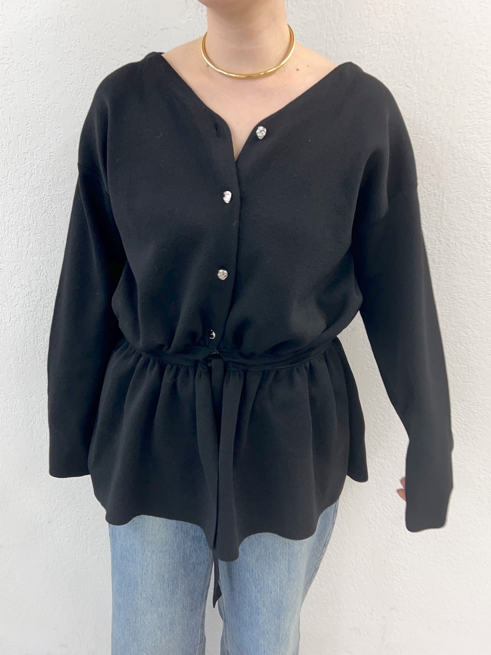 ブラック系のカーディガン/ボレロを着用したレディースの冬コーディネートの4枚目の写真