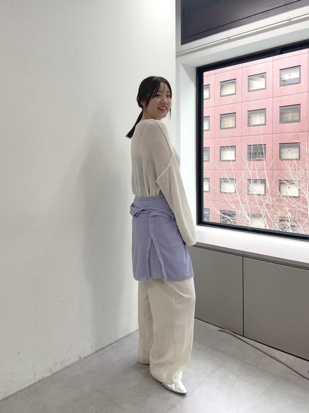 ホワイト系のニット/セーター、パープル系のTシャツ/カットソー、ホワイト系のその他パンツを着用したレディースの春コーディネートの2枚目の写真