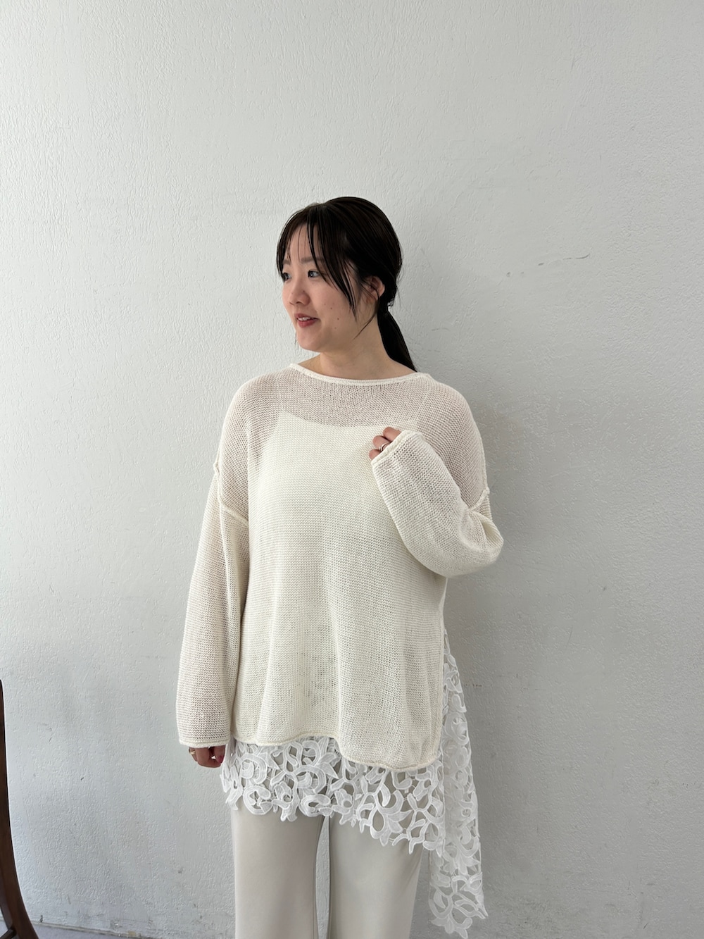 ホワイト系のニット/セーター、ホワイト系のキャミソール、グレー系のその他パンツを着用したレディースの春コーディネートの2枚目の写真