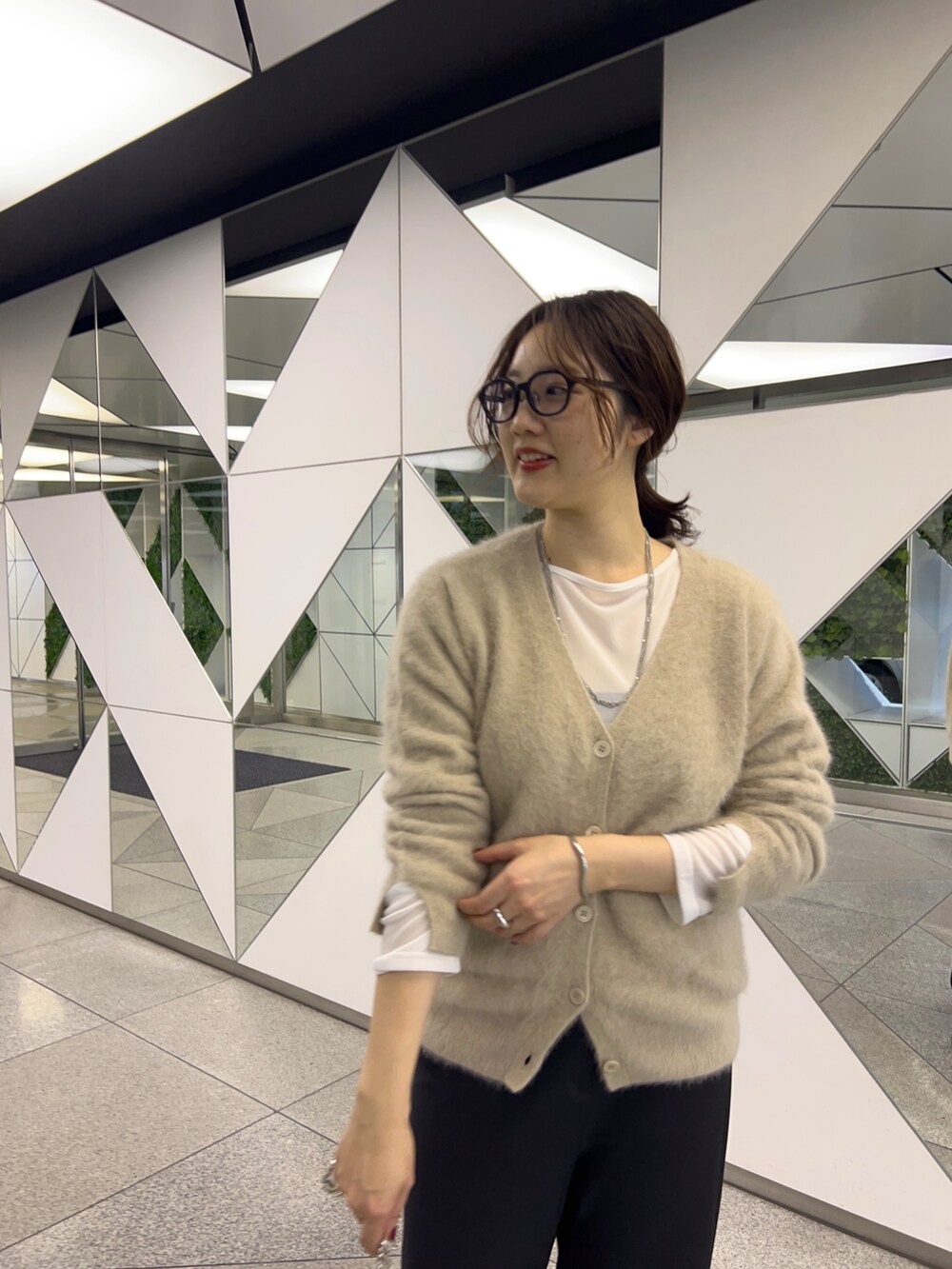 「レイヤードスタイル、お出かけコーデ、秋コーデ、モノトーン、休日スタイル、メガネ女子、コート、ロングコート、ローファー、ワイドパンツ、カシミヤ、カーディガン、冬コーデ、クリスマスコーデ、秋冬コーデ」|「SHENERYのヘリンボンロングコート(その他アウター、ブラック系)」を使った、KOMORI_166cmさん(レディース・166cm)の秋コーディネートの4枚目の写真