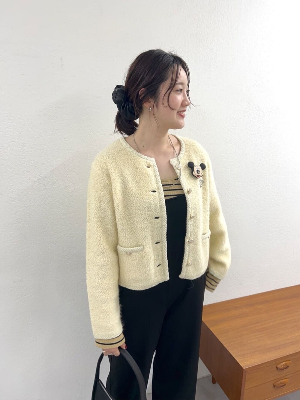 「秋コーデ、カーディガン、お出かけコーデ、モノトーン、ツイード、ニットカーディガン、ニットジャケット、休日スタイル、ローファー、サロペット、ブローチ、おしゃ見えテクニック、シュシュ、モノトーンコーデ、おでかけコーデ」｜「SHENERYのツイードニットジャケット（カーディガン/ボレロ、ブラック系）」を使った、KOMORI_166cmさん（レディース・166cm）の秋コーディネートの3枚目の写真