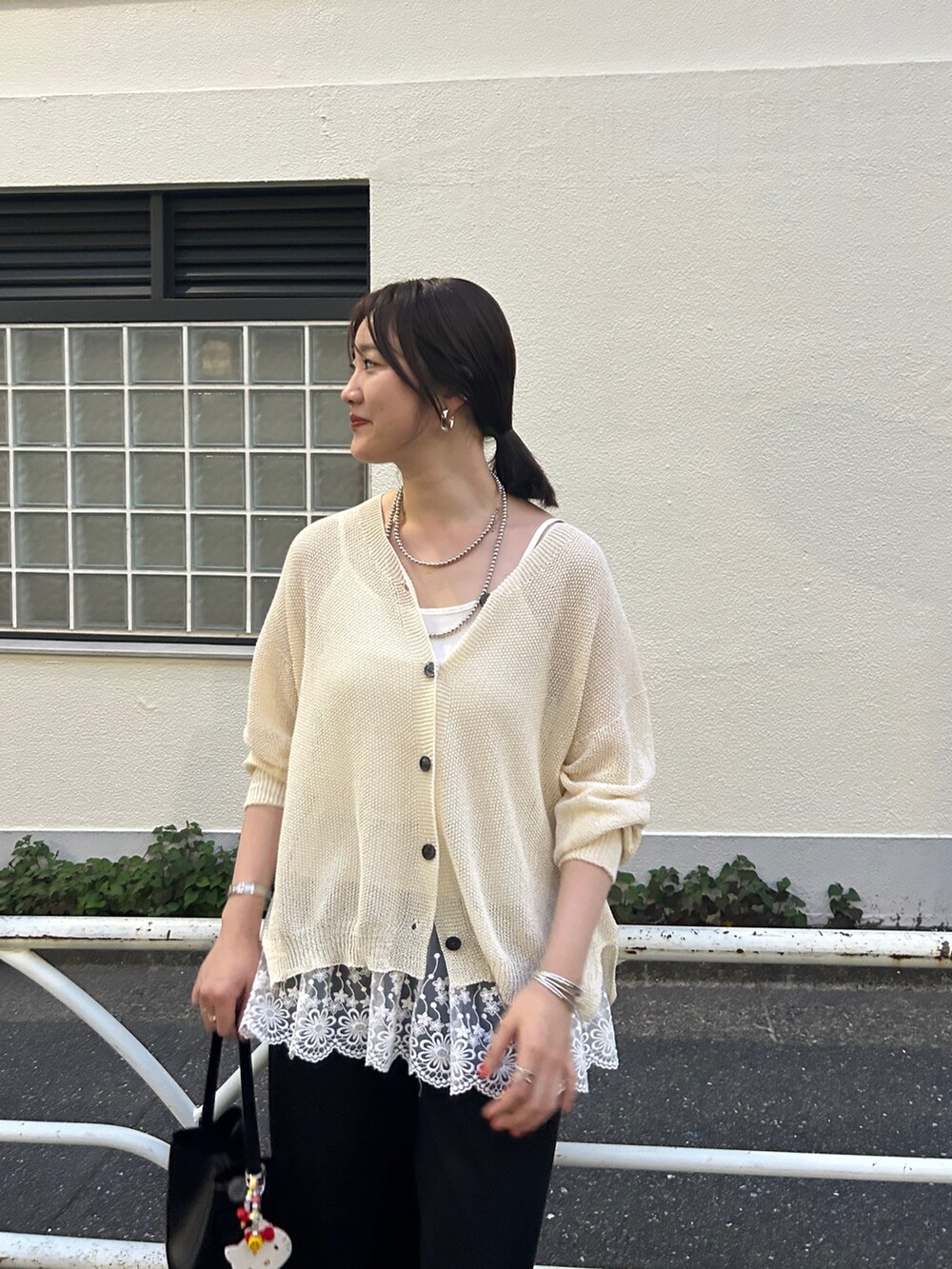 ベージュ系のキャミソール、ホワイト系のキャミソール、グレー系のその他パンツを着用したレディースの夏コーディネートの4枚目の写真