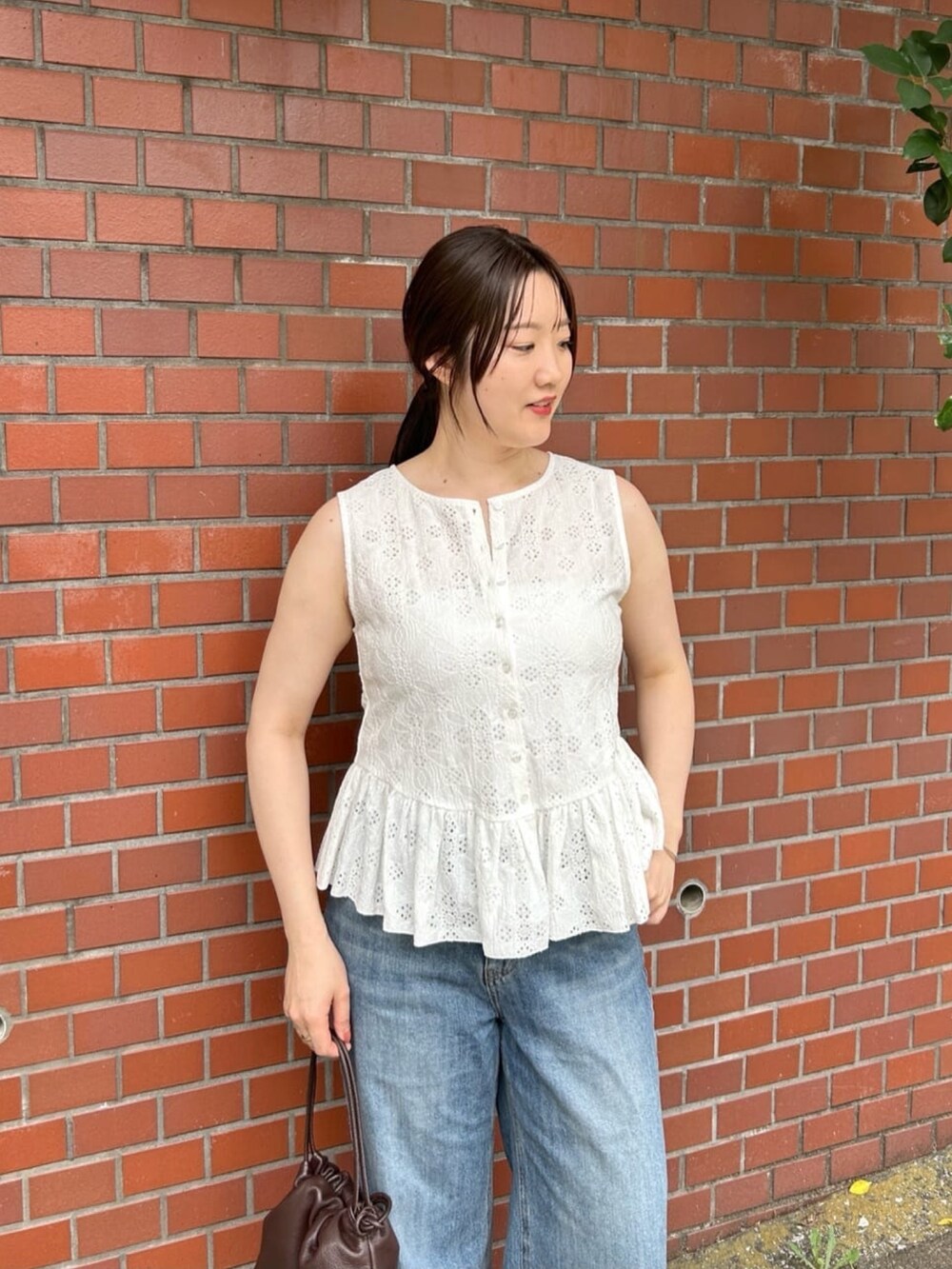 ホワイト系のシャツ/ブラウス、ブラック系のショルダーバッグを着用したレディースの夏コーディネートの2枚目の写真