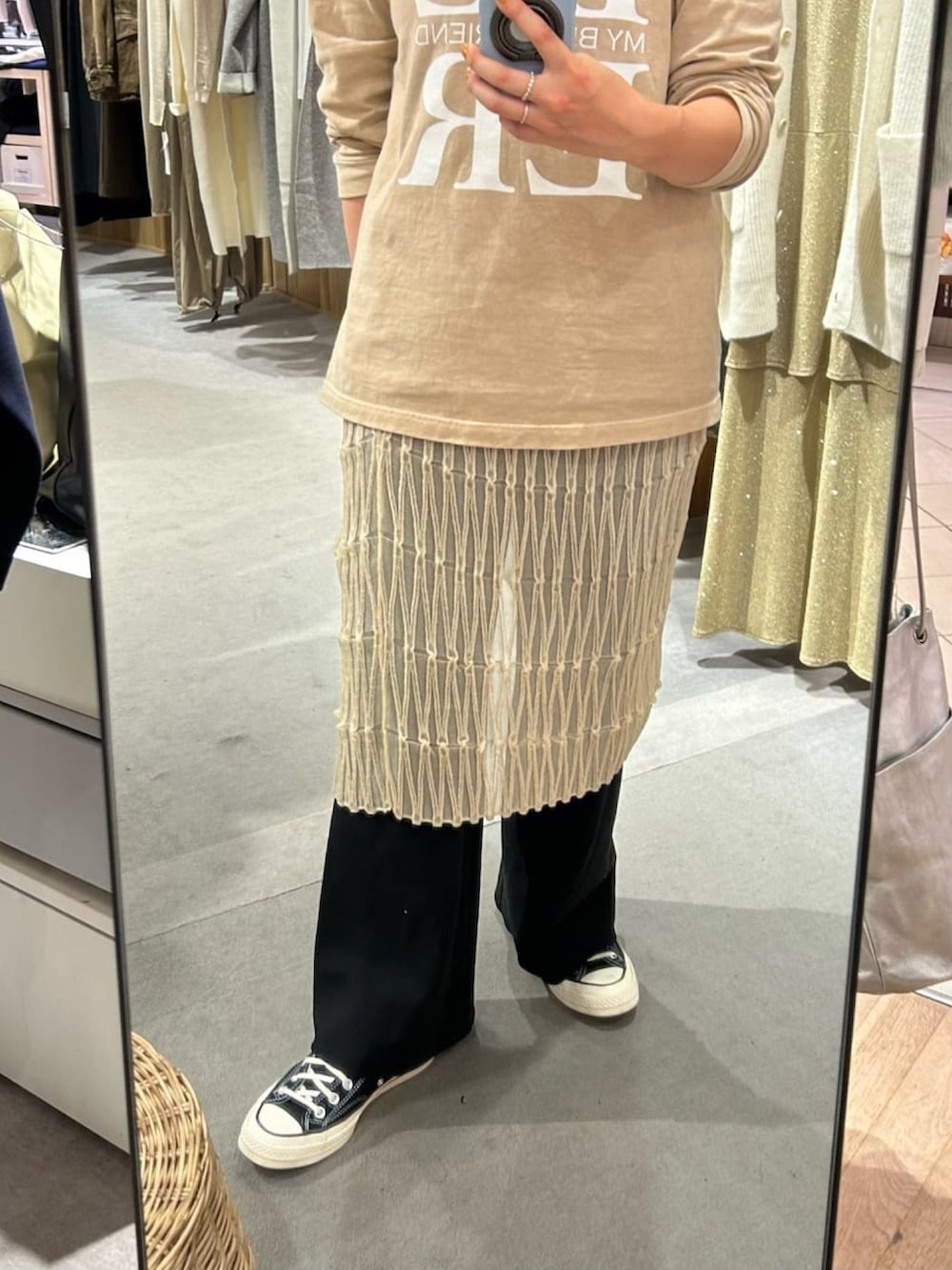 ベージュ系のTシャツ/カットソー、ベージュ系のスカート、ブラック系のその他パンツを着用したレディースの秋コーディネートの3枚目の写真