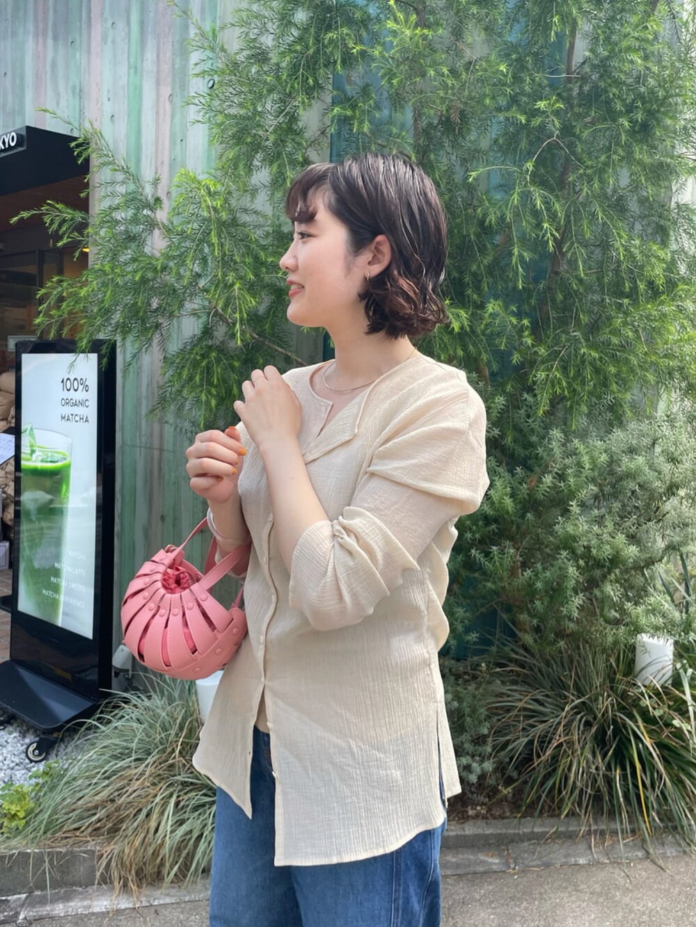 ブルー系のデニムパンツ、ベージュ系のシャツ/ブラウス、ベージュ系のシャツ/ブラウスを着用したレディースの夏コーディネートの4枚目の写真