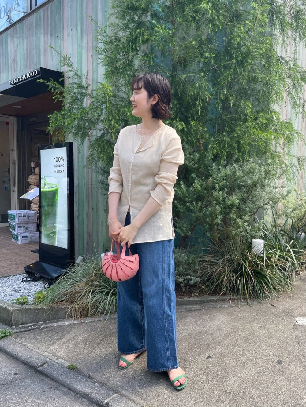 ブルー系のデニムパンツ、ベージュ系のシャツ/ブラウス、ベージュ系のシャツ/ブラウスを着用したレディースの夏コーディネートの3枚目の写真