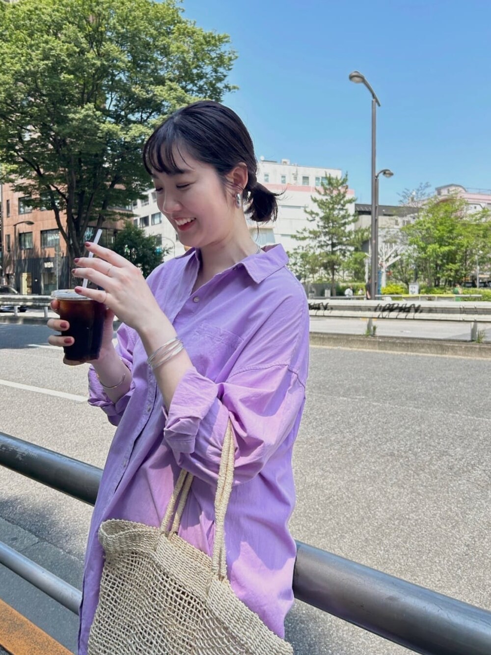 ホワイト系のワンピース/ドレス、グレー系のその他パンツ、シルバー系のサンダルを着用したレディースの夏コーディネートの3枚目の写真