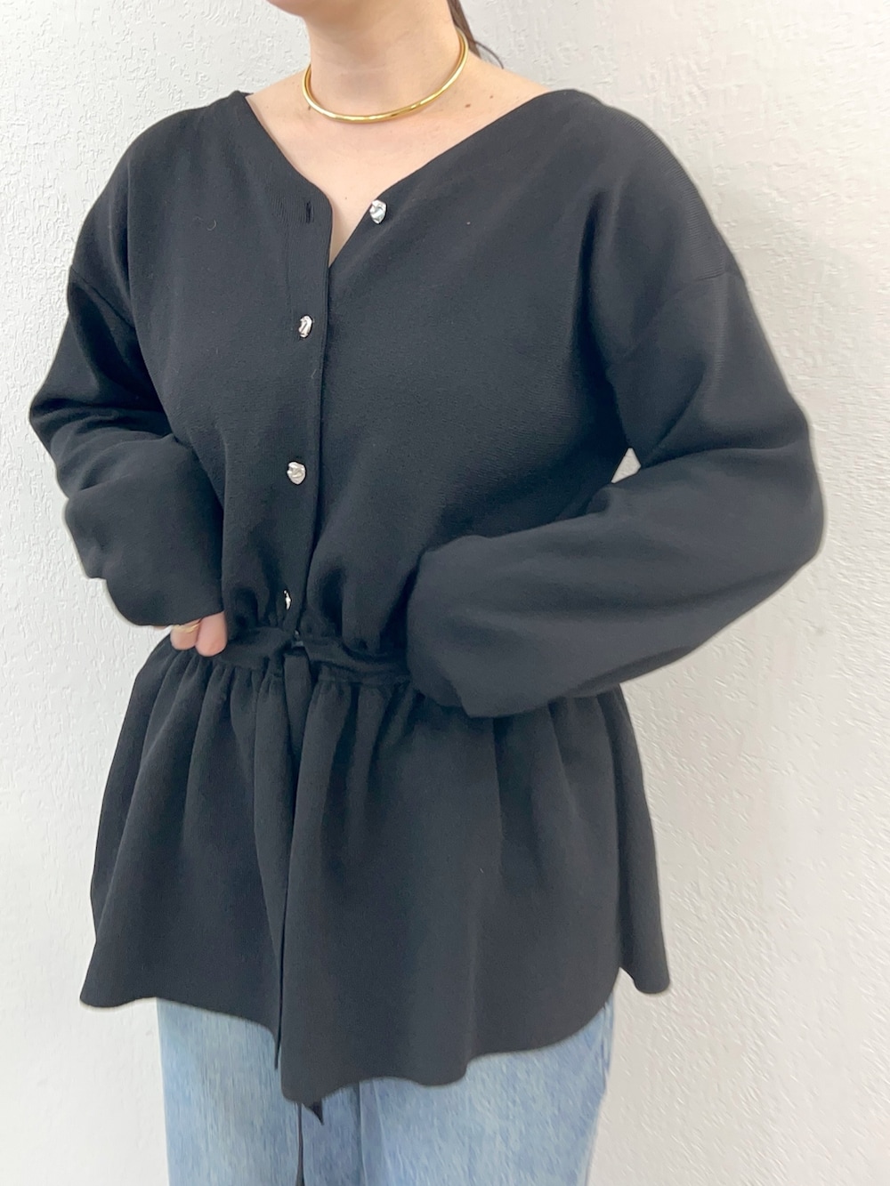 ブラック系のカーディガン/ボレロを着用したレディースの冬コーディネートの5枚目の写真