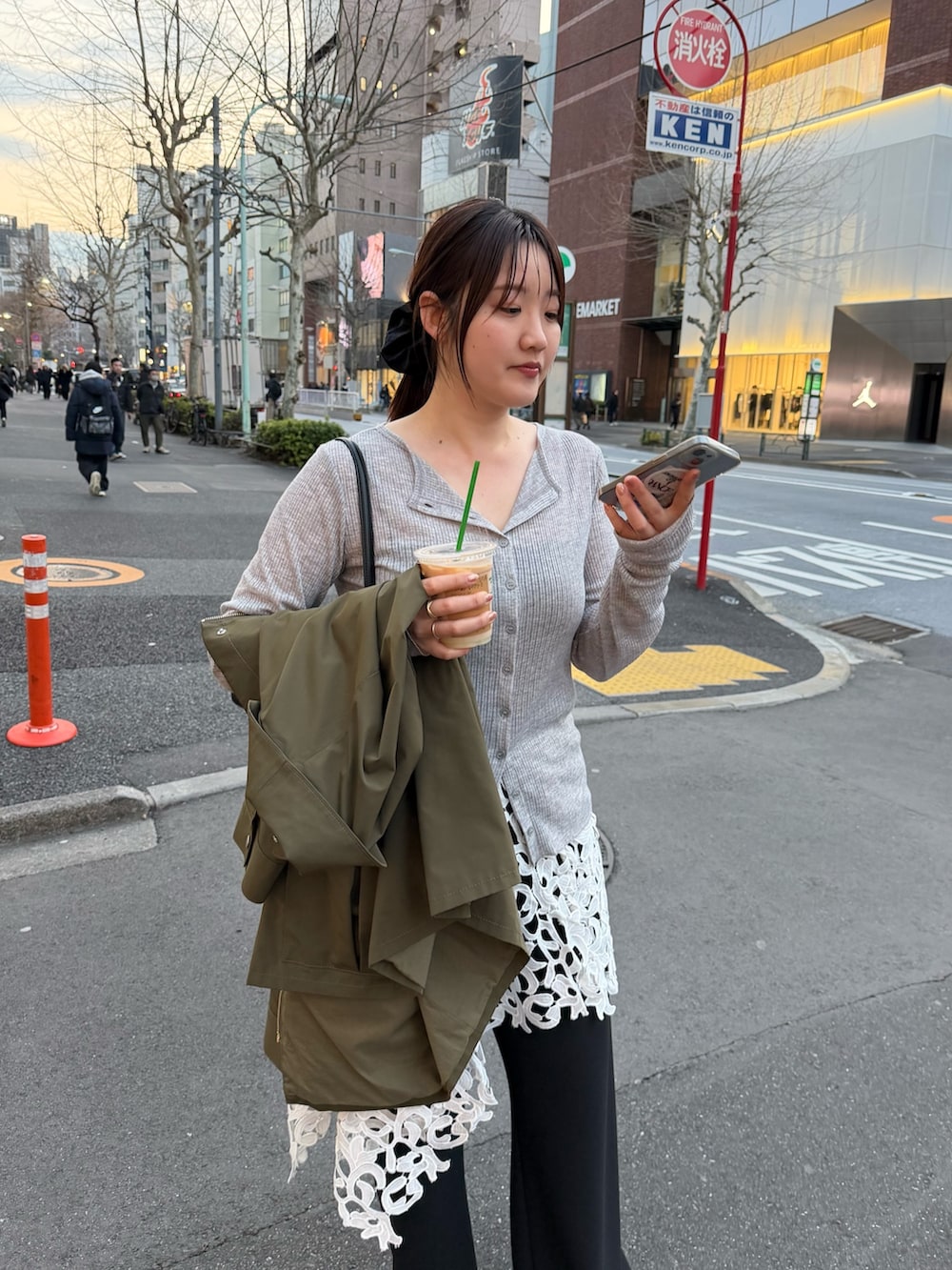 グレー系のTシャツ/カットソー、ブラック系のその他パンツ、グリーン系のミリタリージャケットを着用したレディースの春コーディネートの2枚目の写真