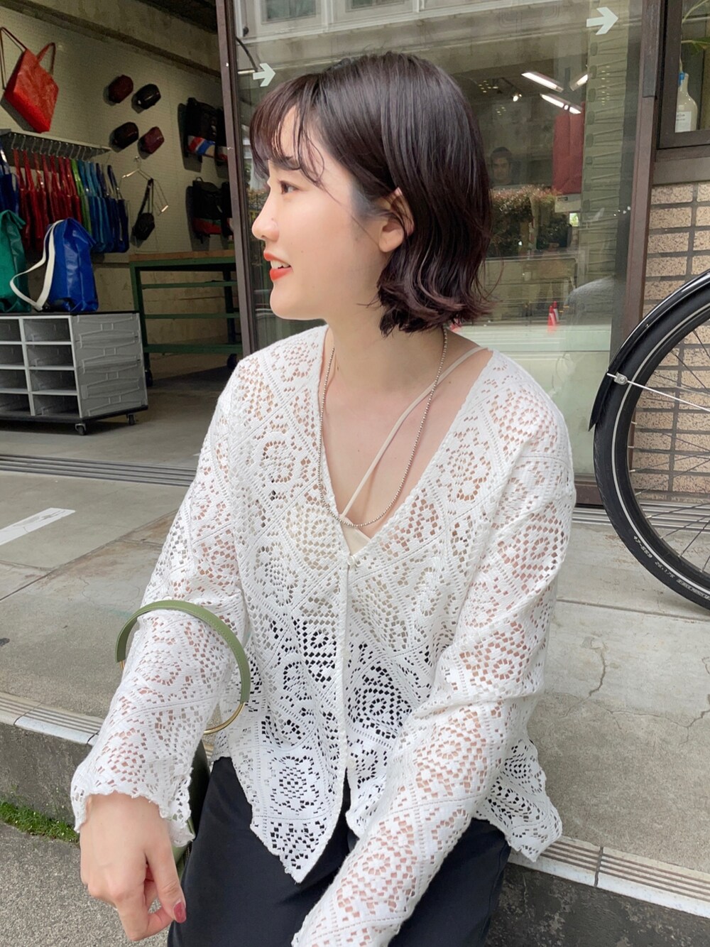 ブラック系のその他パンツ、ホワイト系のシャツ/ブラウス、シルバー系のサンダルを着用したレディースの春コーディネートの4枚目の写真