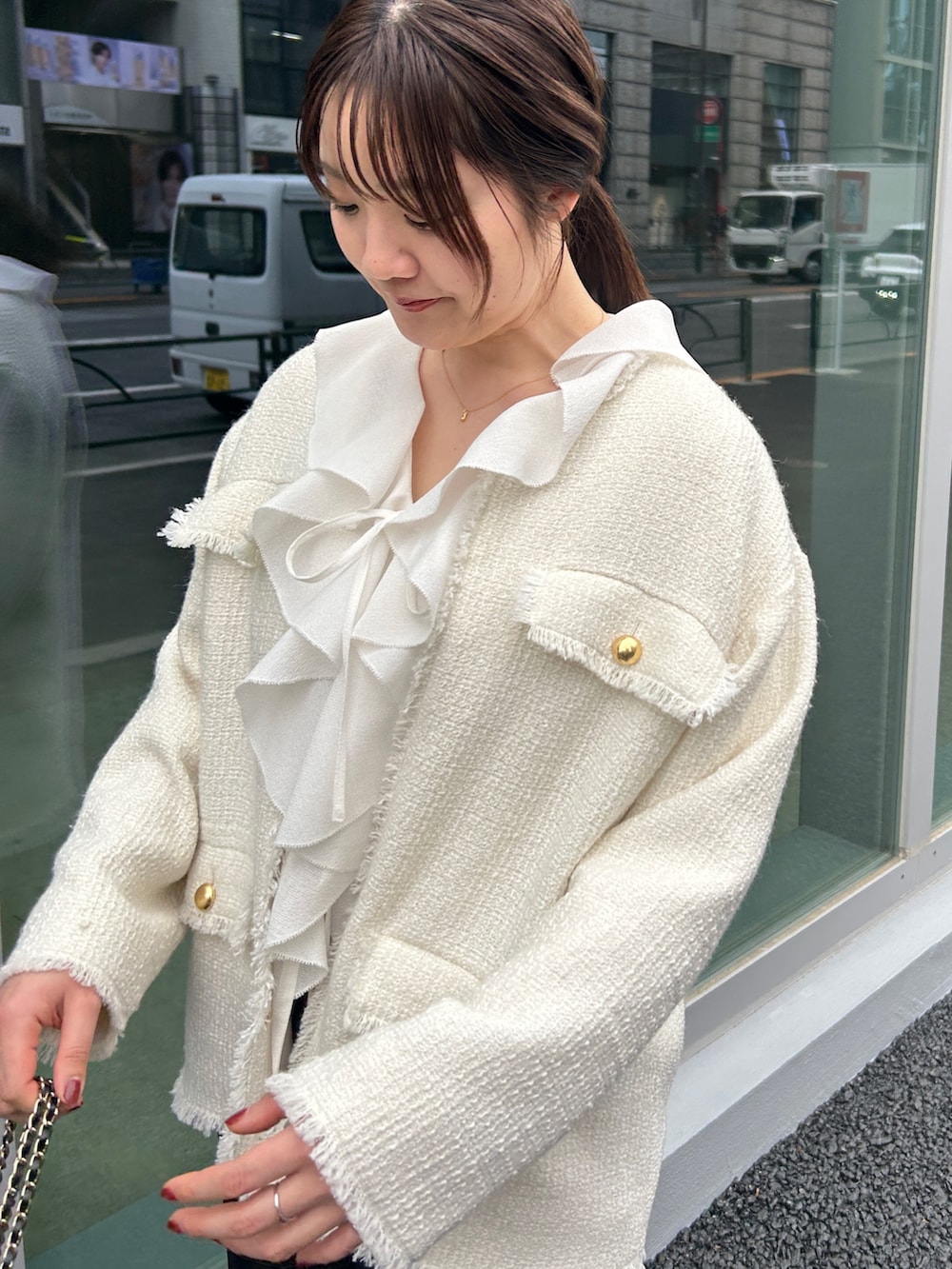 ホワイト系のその他アウター、ホワイト系のシャツ/ブラウス、ブラック系のその他パンツを着用したレディースの冬コーディネートの5枚目の写真