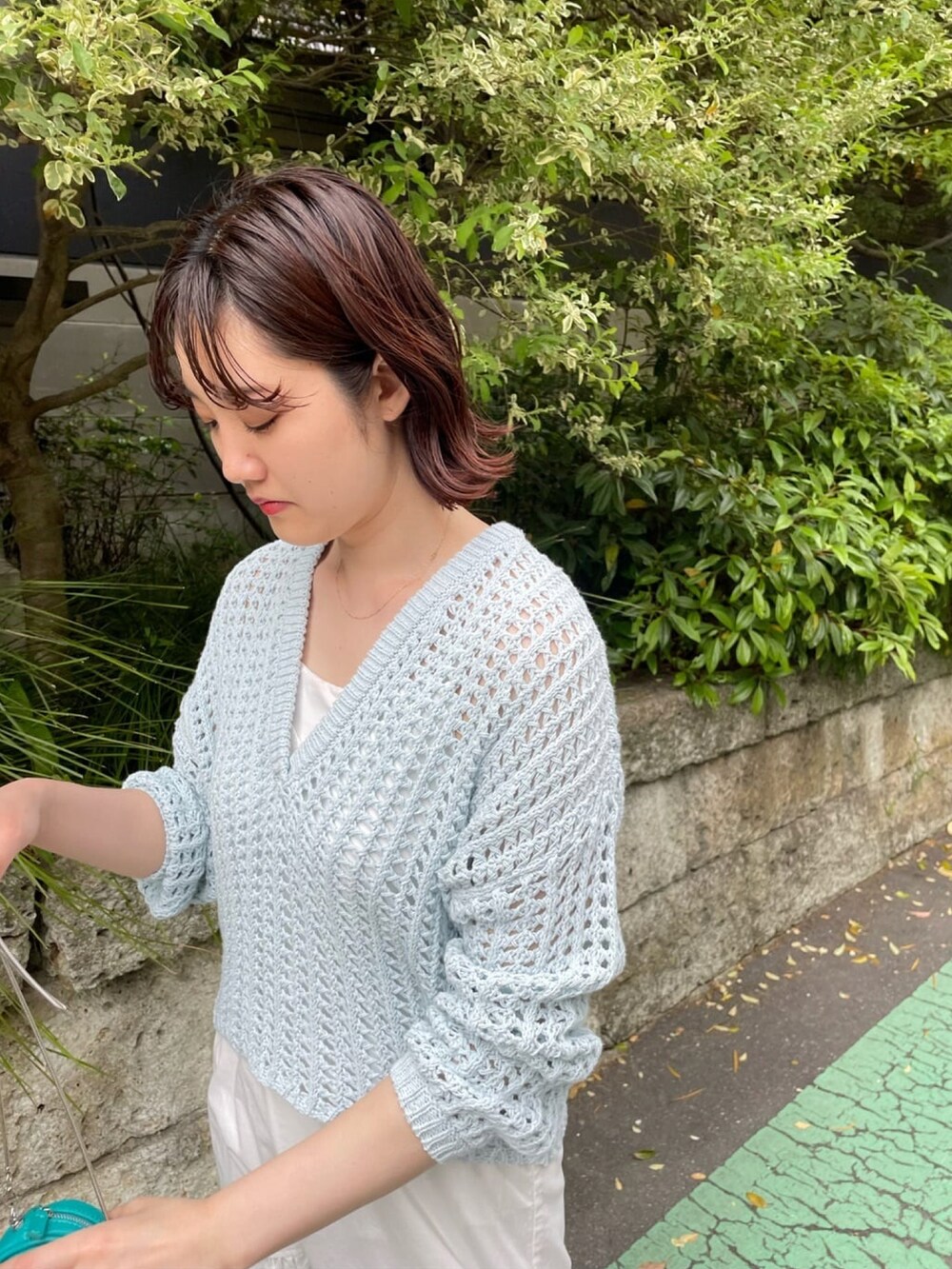 ベージュ系のサンダル、ホワイト系のワンピース、ブルー系のニット/セーターを着用したレディースの夏コーディネートの3枚目の写真