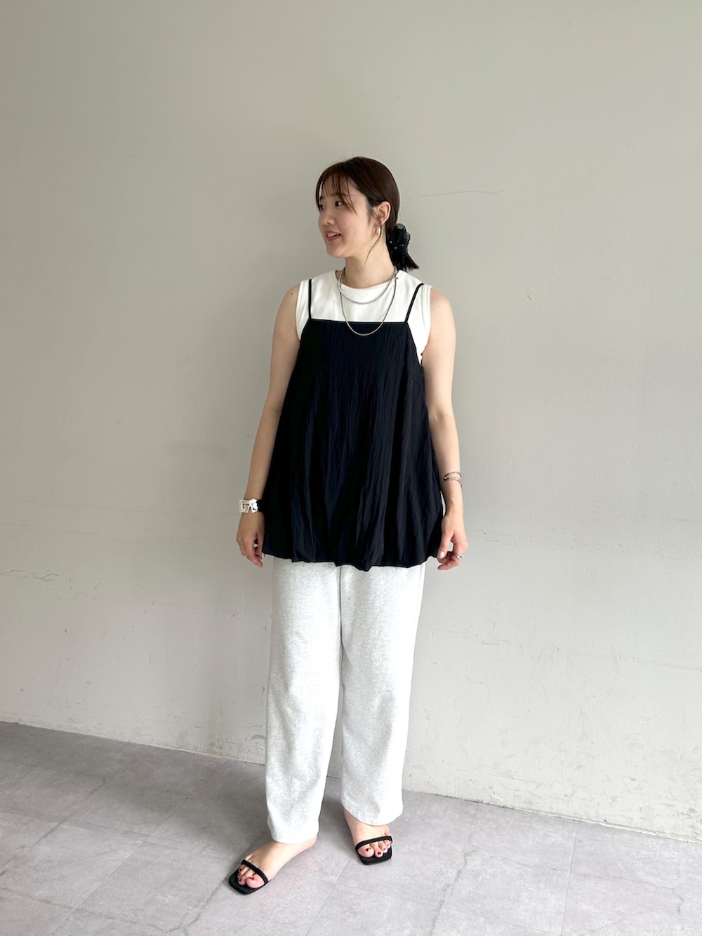 「スポーツミックス、ノースリーブ、白Tシャツ、夏ルックで気分アップ、テーマパークコーデ、シンプルコーデ、夏コーデ、韓国ファッション、サンダル、お出かけコーデ、レイヤードスタイル、モノトーン、夏服コーデ、チュニック、モノトーンコーデ」｜「SHENERYのバルーンチュニックキャミ（シャツ/ブラウス、ブラック系）」を使った、KOMORI_166cmさん（レディース・166cm）の夏コーディネートの2枚目の写真