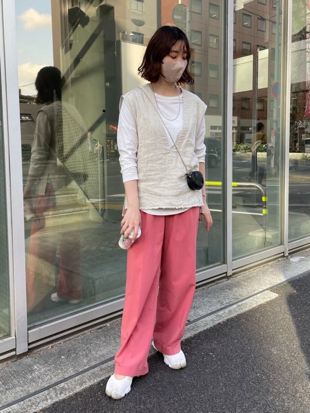 ホワイト系のTシャツ/カットソー、ブルー系のショルダーバッグ、ベージュ系のスニーカーを着用したレディースの春コーディネートの2枚目の写真