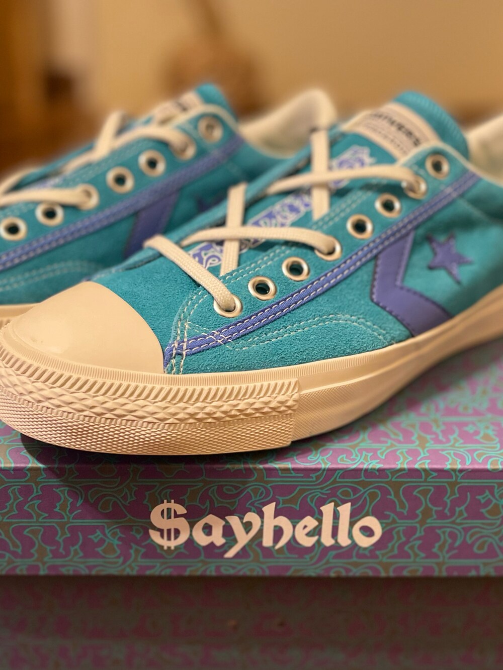 グリーン系のスニーカー、その他のパンツ、ホワイト系のトートバッグを着用したメンズの秋コーディネートの2枚目の写真