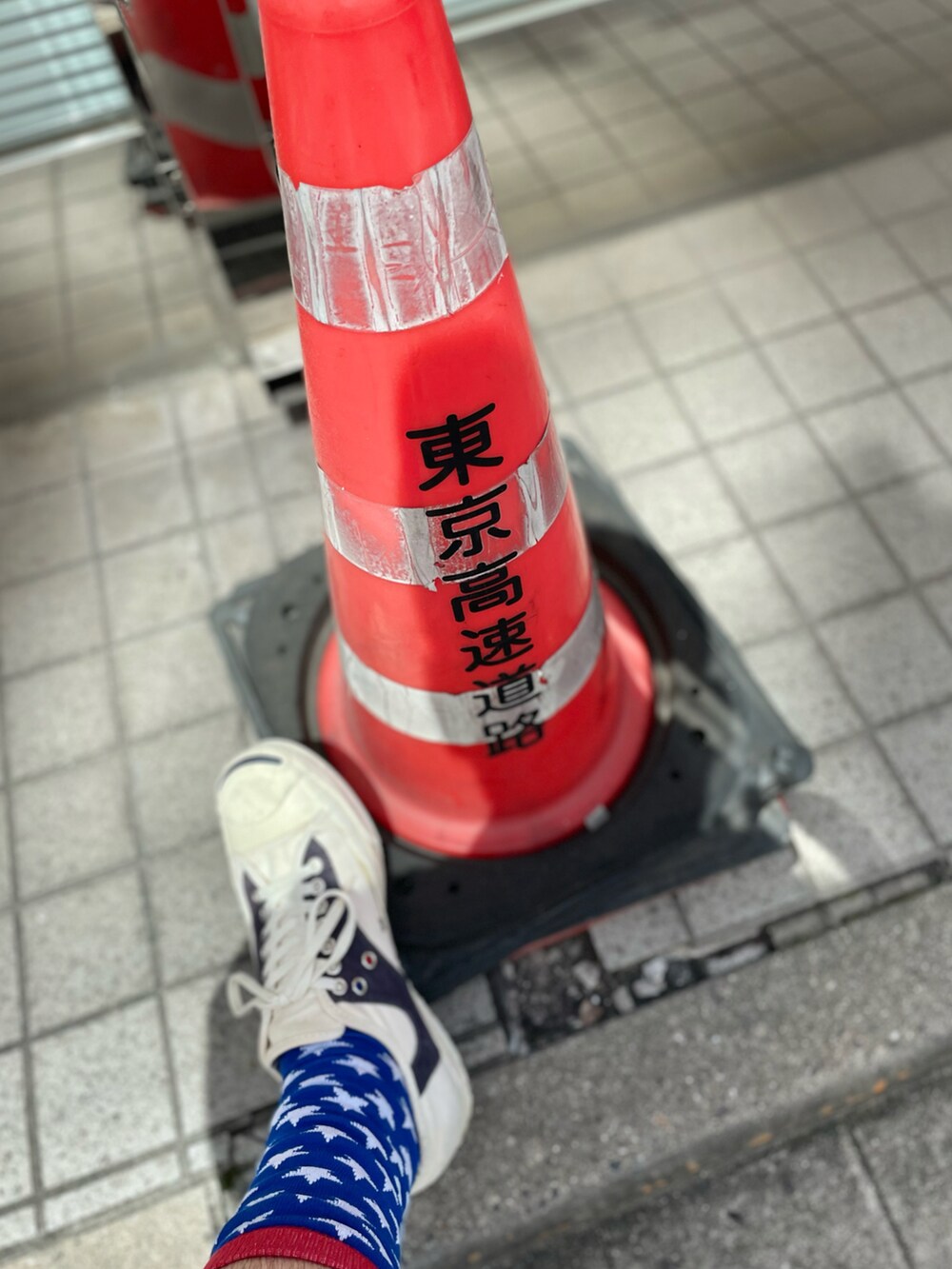 ホワイト系のサロペット/オーバーオール、ブルー系のTシャツ/カットソー、ホワイト系のスニーカーを着用したメンズの春コーディネートの2枚目の写真