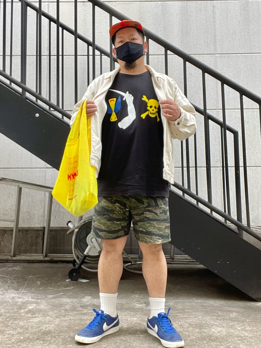 ホワイト系のデニムジャケット、ブラック系のTシャツ/カットソー、その他のパンツを着用したメンズの夏コーディネートの2枚目の写真