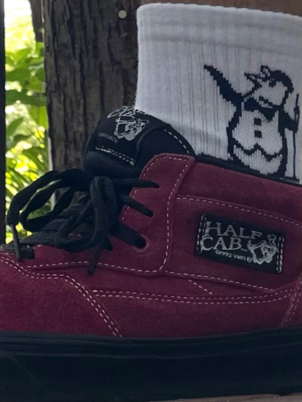 ホワイト系のサロペット/オーバーオール、レッド系のスニーカー、ブラック系のトートバッグを着用したメンズの夏コーディネートの2枚目の写真