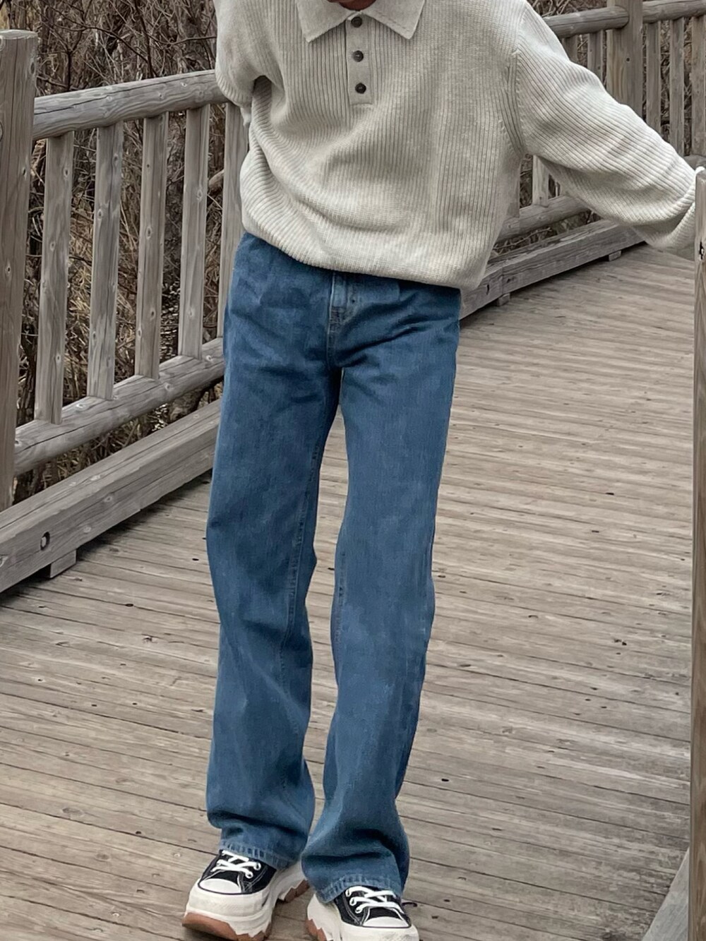 ブルー系のデニムパンツを着用したメンズの秋コーディネートの3枚目の写真