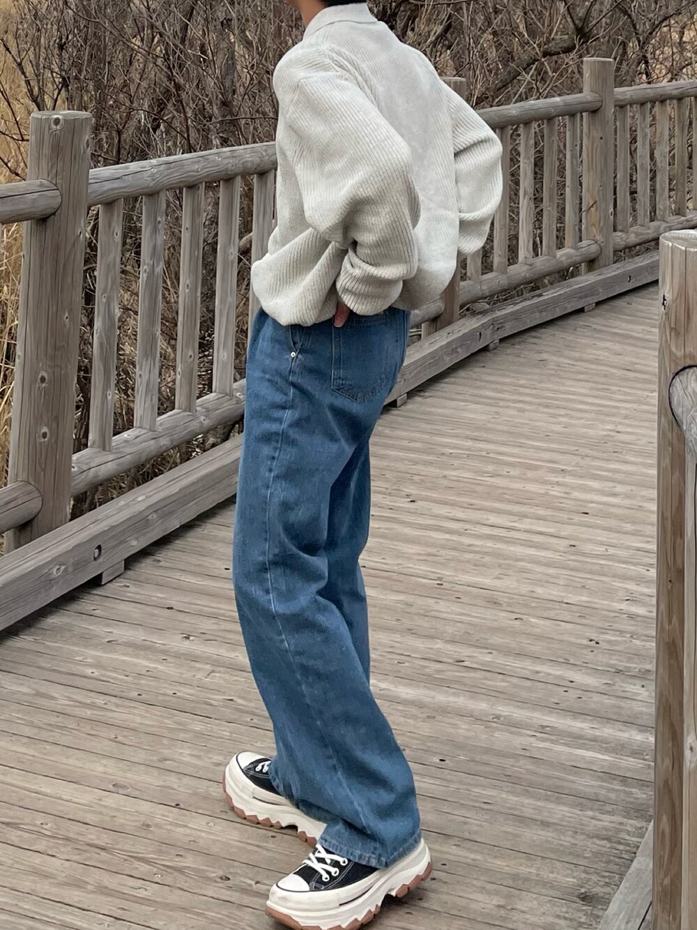 ブルー系のデニムパンツを着用したメンズの秋コーディネートの2枚目の写真