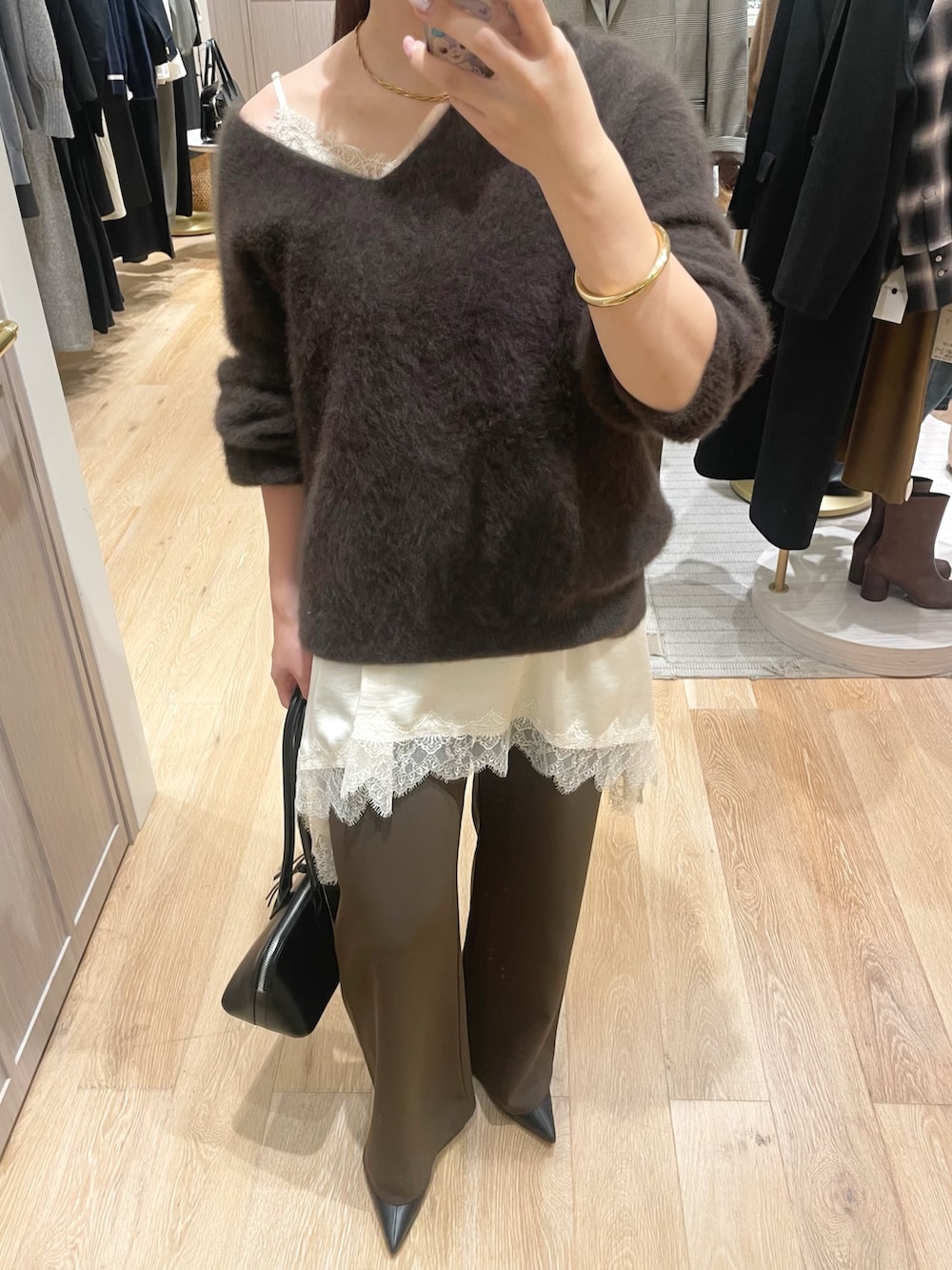 ブラウン系のニット/セーター、ホワイト系のキャミソール、ブラウン系のその他パンツを着用したレディースの冬コーディネートの3枚目の写真