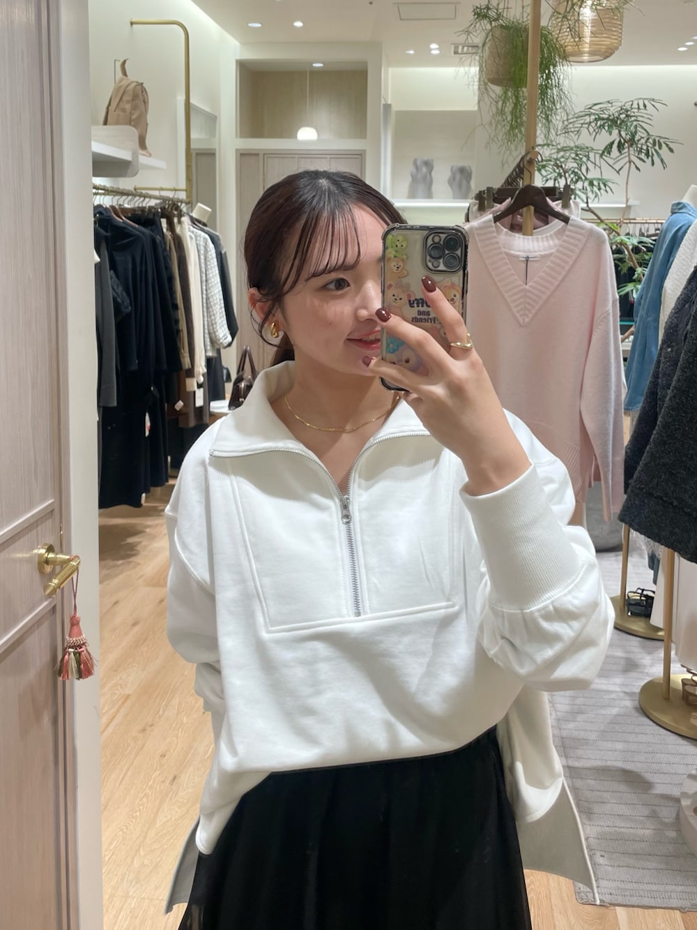 ブラック系のスカート、ホワイト系のスウェット、ブラック系のその他シューズを着用したレディースの春コーディネートの2枚目の写真