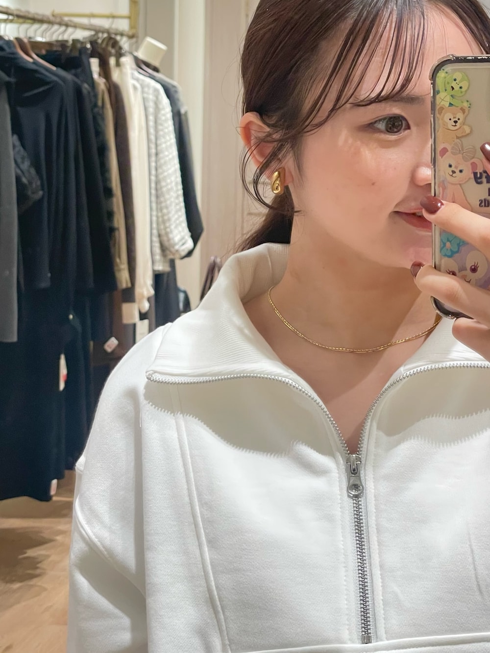 ブラック系のスカート、ホワイト系のスウェット、ブラック系のその他シューズを着用したレディースの春コーディネートの4枚目の写真