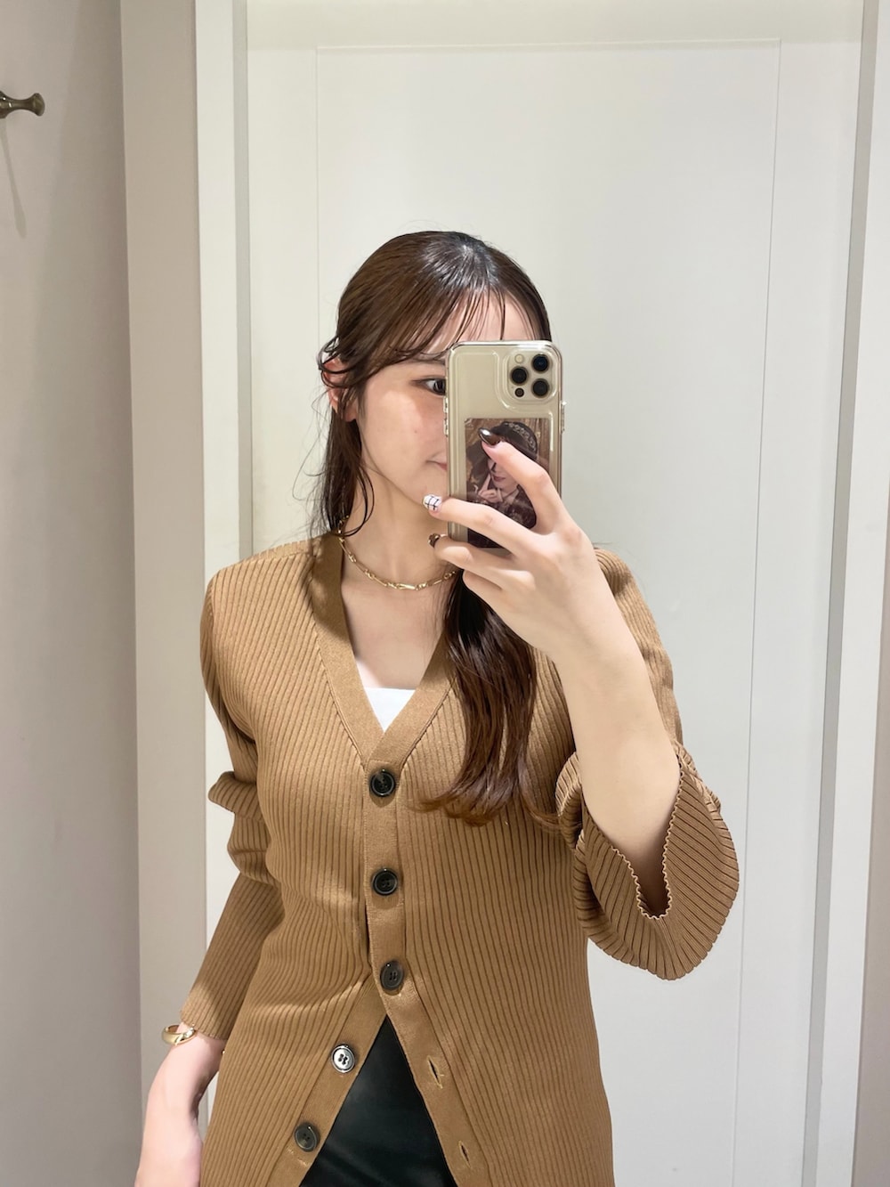 ブラック系のスカート、イエロー系のパンプス、その他のカーディガン/ボレロを着用したレディースの秋コーディネートの2枚目の写真