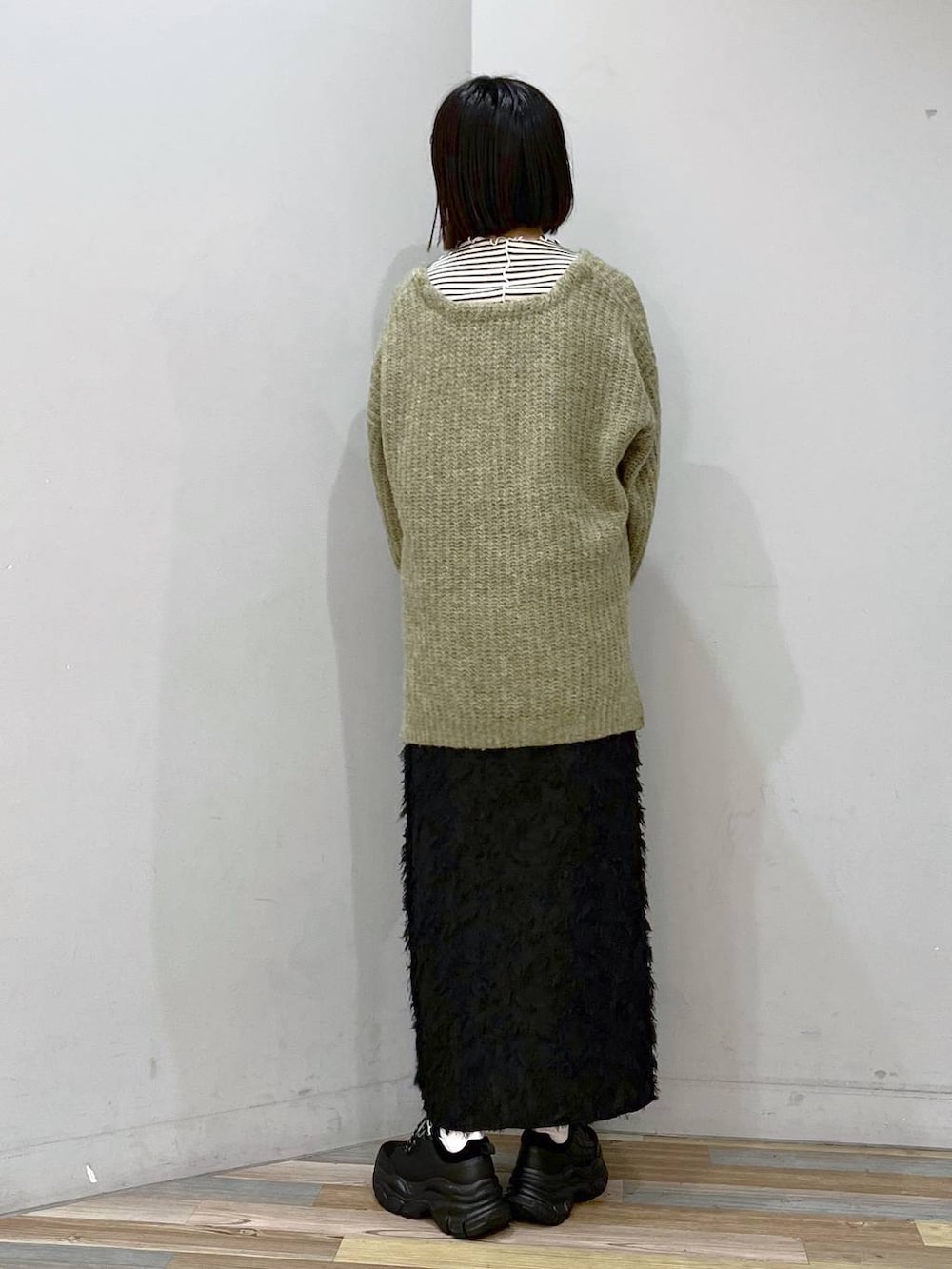 ホワイト系のTシャツ/カットソー、ブラック系のボストンバッグ、ブラック系のスニーカーを着用したレディースの冬コーディネートの4枚目の写真