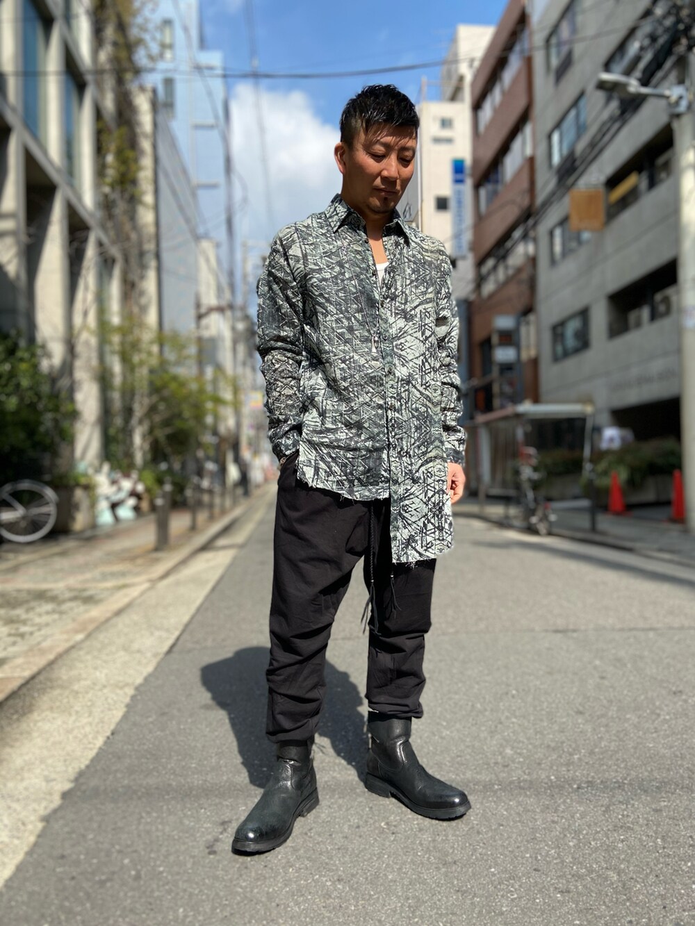 「休日スタイル、大人コーデ、シンプル、リラックススタイル、キレイめ、休日コーデ、モノトーンコーデ、シャツスタイル、シャツ、ブーツ、ブーツイン」｜「14th Addictionの【別注】14th Addiction/フォーティーンスアディクション/ CROSS ZIP BOOTS /クロスジップブーツ（ブーツ、ブラック系）」を使った、shigeさん（メンズ・168cm）の冬コーディネートの2枚目の写真
