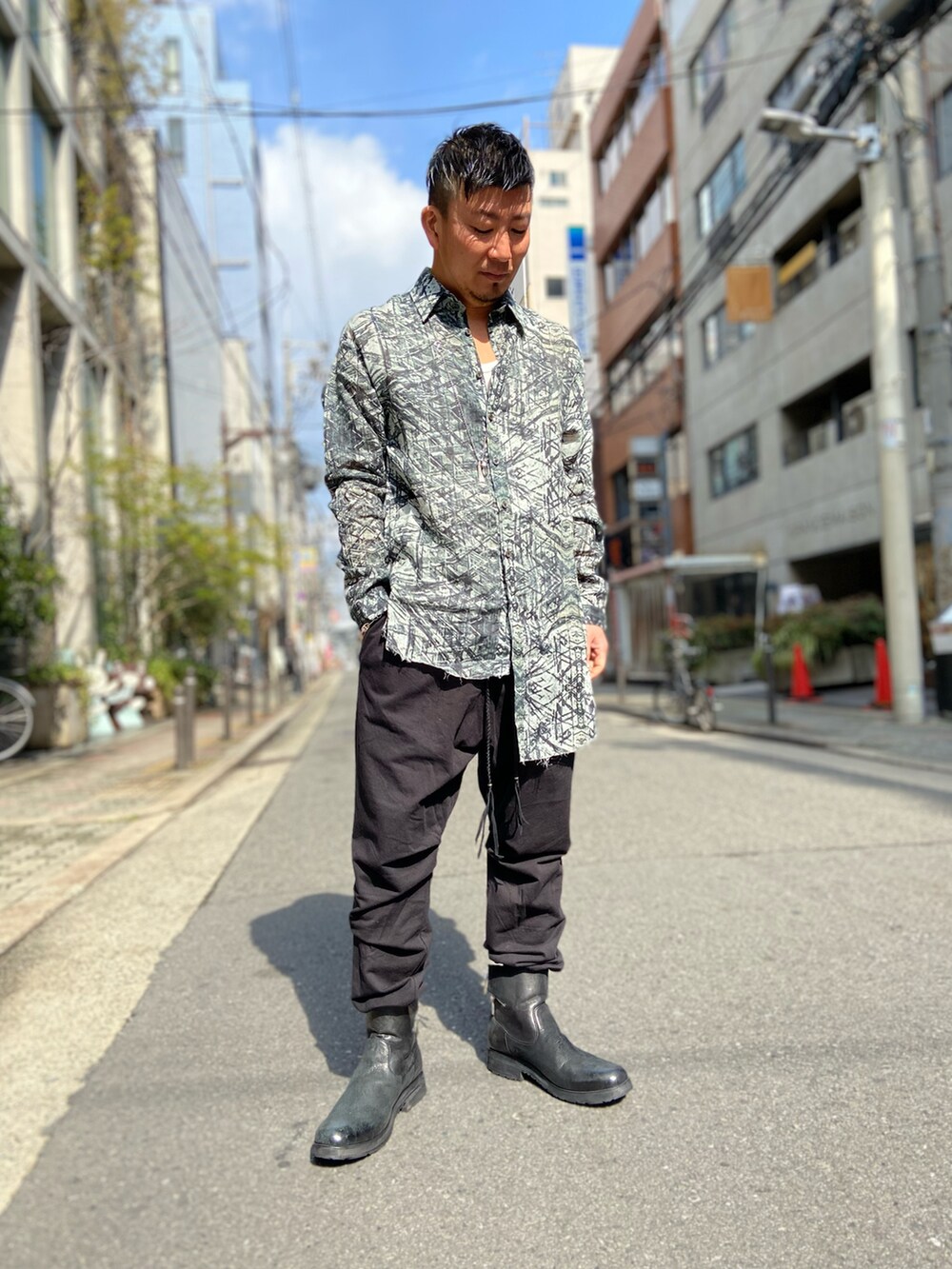 「休日スタイル、大人コーデ、シンプル、リラックススタイル、キレイめ、休日コーデ、モノトーンコーデ、シャツスタイル、シャツ、ブーツ、ブーツイン」｜「14th Addictionの【別注】14th Addiction/フォーティーンスアディクション/ CROSS ZIP BOOTS /クロスジップブーツ（ブーツ、ブラック系）」を使った、shigeさん（メンズ・168cm）の冬コーディネートの3枚目の写真
