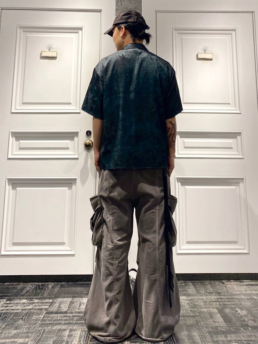 グリーン系のカーゴパンツ、グリーン系のシャツ/ブラウスを着用したメンズの夏コーディネートの3枚目の写真