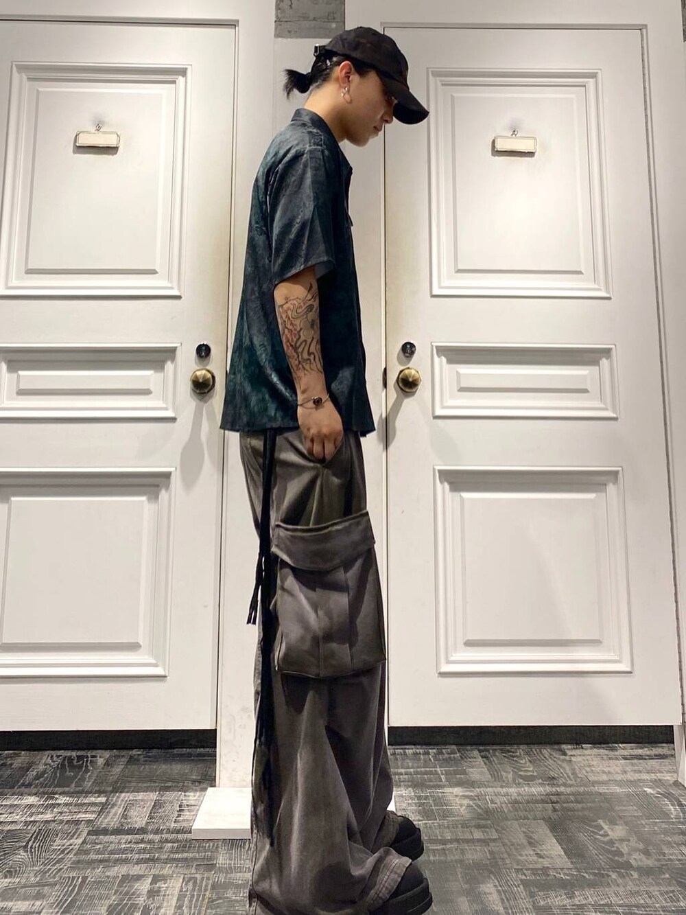 グリーン系のカーゴパンツ、グリーン系のシャツ/ブラウスを着用したメンズの夏コーディネートの2枚目の写真