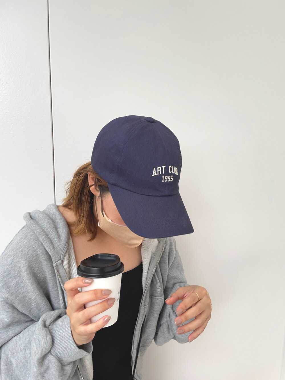 ブラック系のワンピース、オレンジ系のスニーカー、ブラック系のショルダーバッグを着用したレディースの秋コーディネートの3枚目の写真