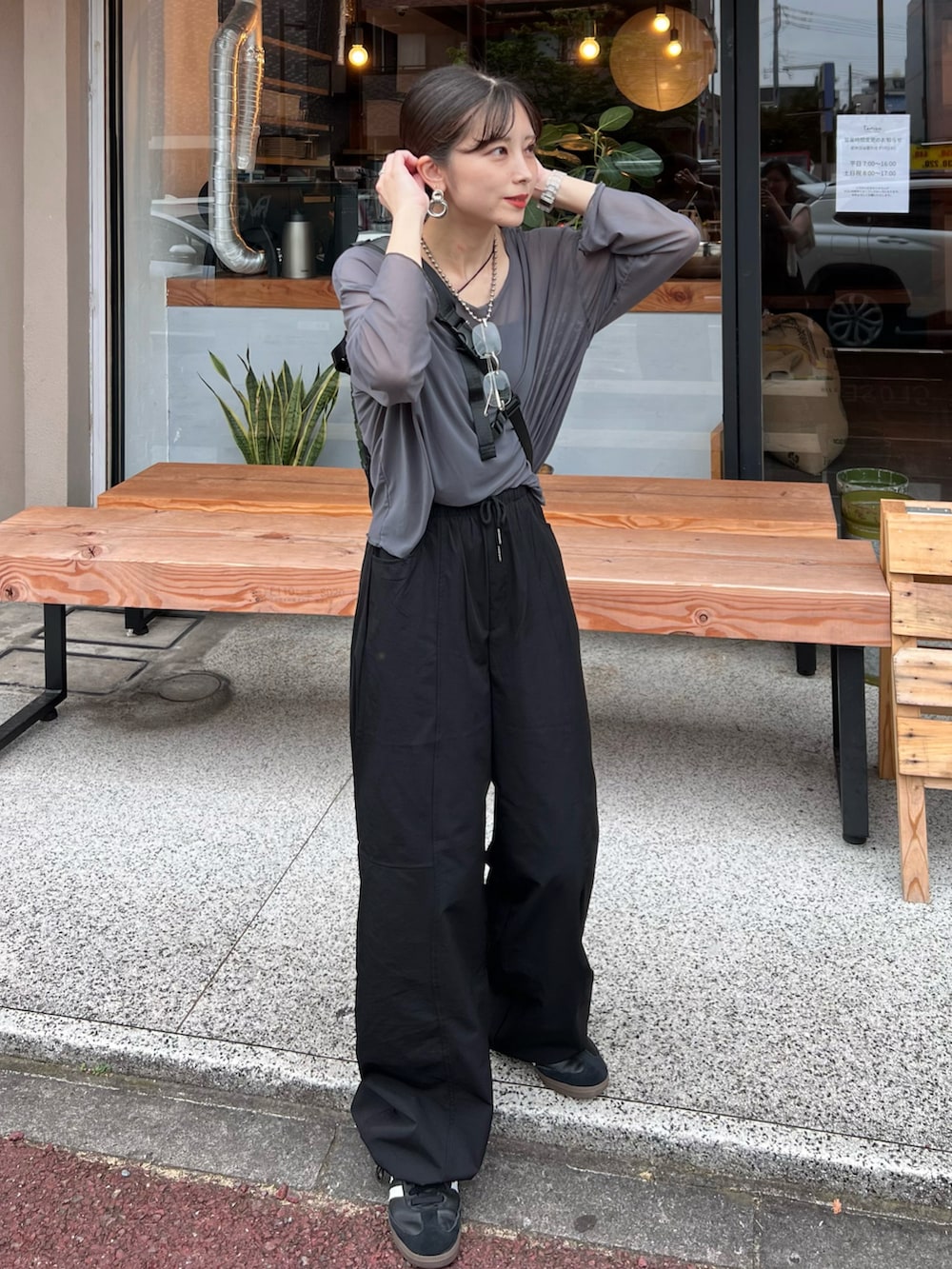 ブラック系のカーゴパンツ、ブラック系のスニーカー、ブラック系のキャミソールを着用したレディースの夏コーディネートの2枚目の写真